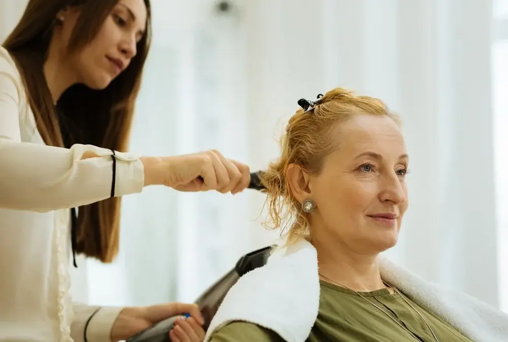 Fryzury które odmładzają po 60 – trendy cięcia dla młodszego wyglądu