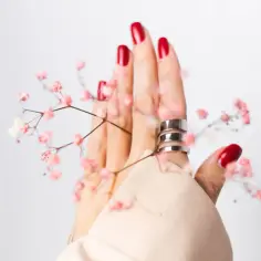 Ile trzyma się hybryda? Odkryj sekrety długotrwałego manicure