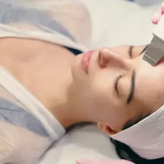 Peeling kawitacyjny ile trwa? Poznaj czas zabiegu i jego etapy