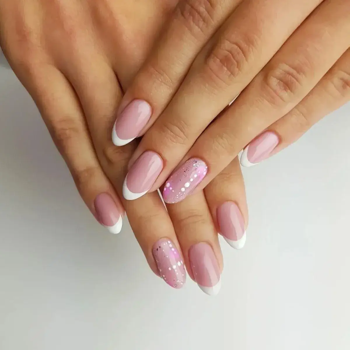 Zdjęcie Ile trzyma się hybryda? Odkryj sekrety długotrwałego manicure