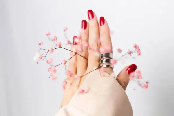 Ile trzyma się hybryda? Odkryj sekrety długotrwałego manicure