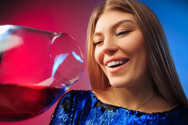 Dlaczego po botoksie nie wolno pić alkoholu? Poznaj ryzyko i skutki