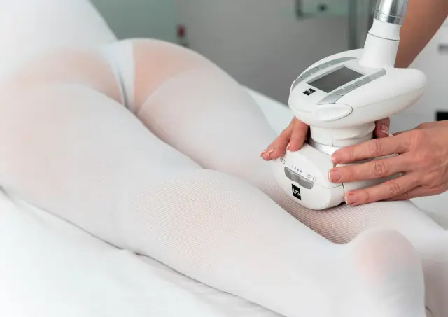 Zabieg endermologii co to? Masaż podciśnieniowy LPG na uda i pośladki w specjalnej bieliźnie.